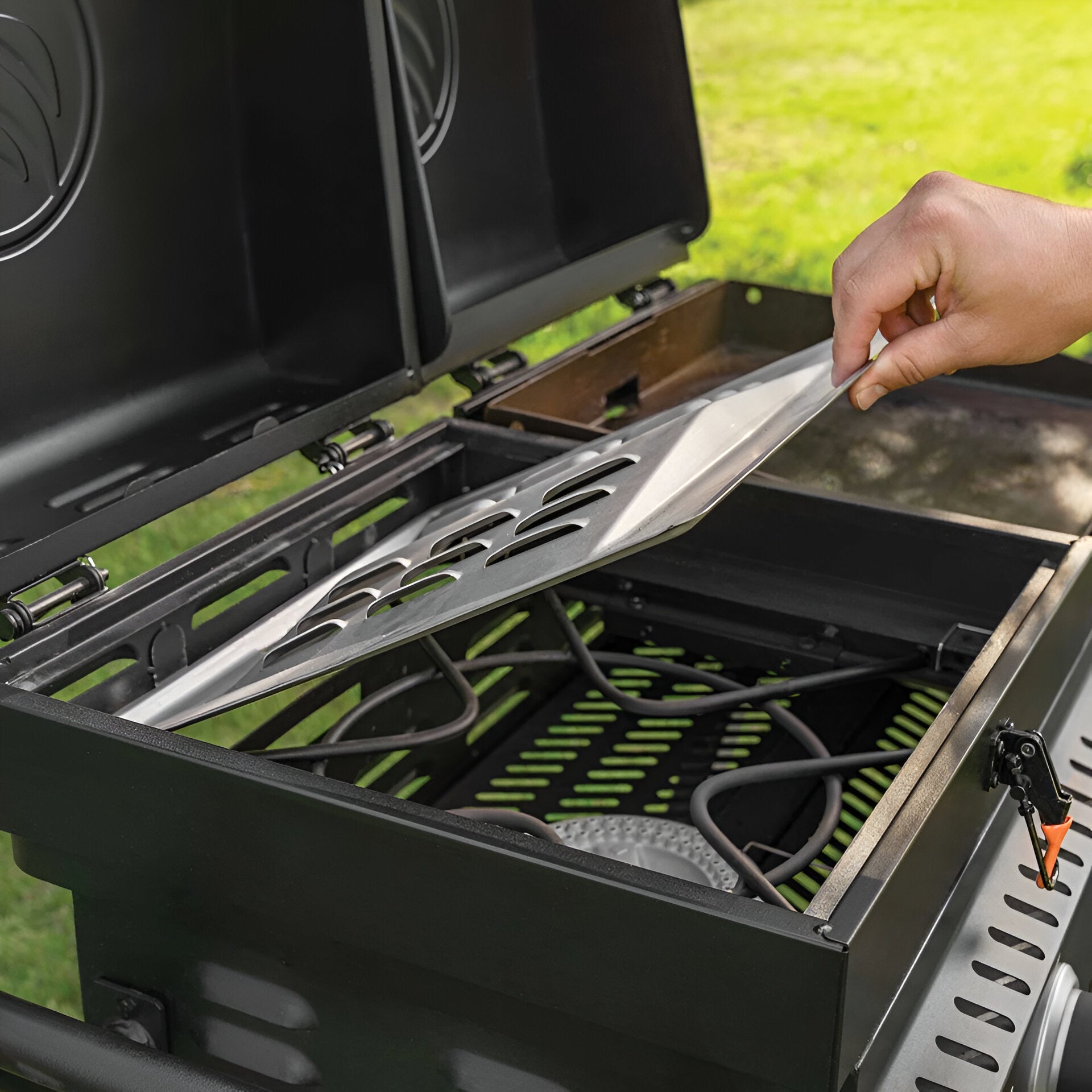 Blackstone On The Go 17 Tailgater Grill & Griddle Combo – Portable Propane Outdoor BBQ for Camping, Tailgating & Patio Cooking